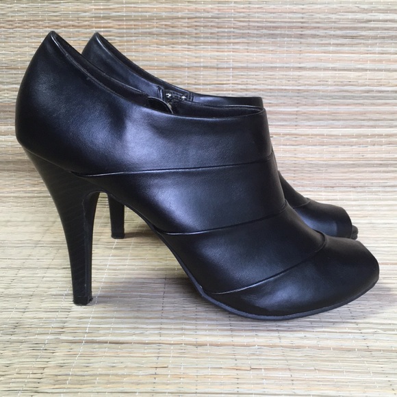 Fioni Shoes - Fioni Faux Leather Peep Toes shoes - size 10